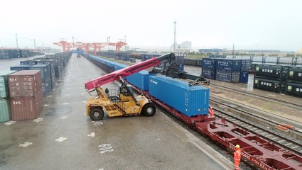 西部陸海新通道鐵海聯運貨物量激增 見證高效吊裝下的經濟動脈躍動